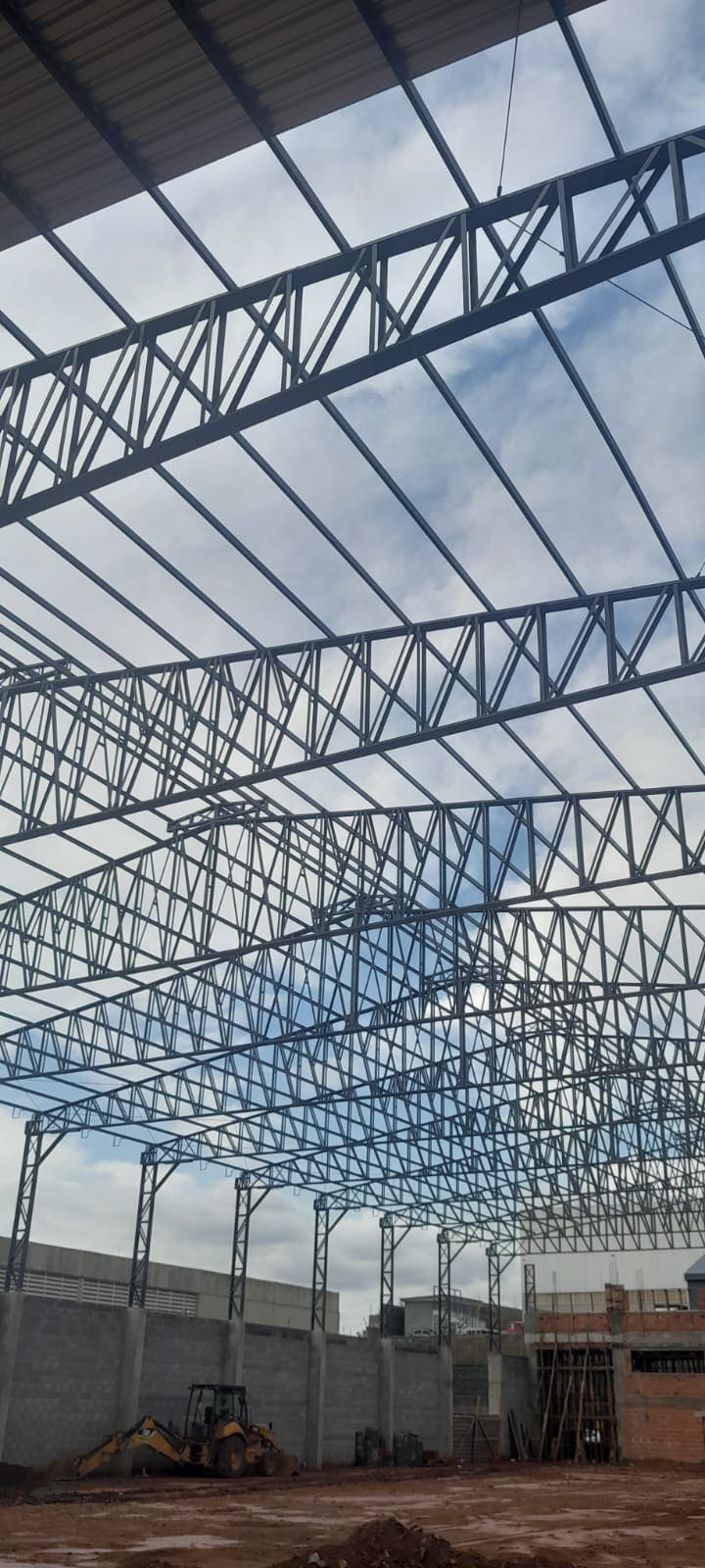 Estrutura metálica industrial treliças galpão INOVE